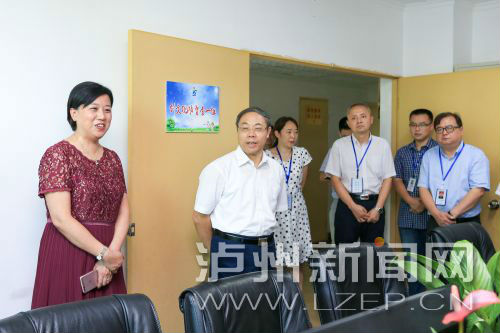 昨日，蔣輔義（左二）看望慰問市創(chuàng)文指揮部同志們 。記者 牟科 攝