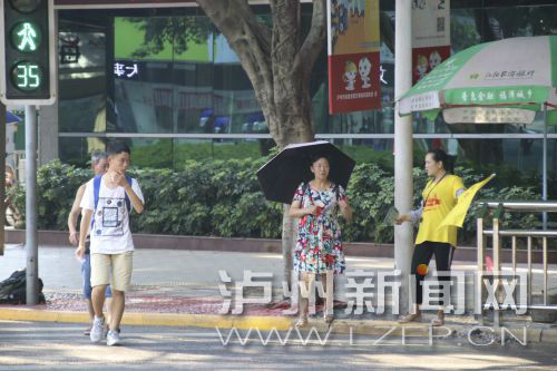 絕大多數(shù)市民都做到了自覺禮讓斑馬線，不橫穿馬路，不翻越欄桿，做到車讓人、人讓車2.JPG